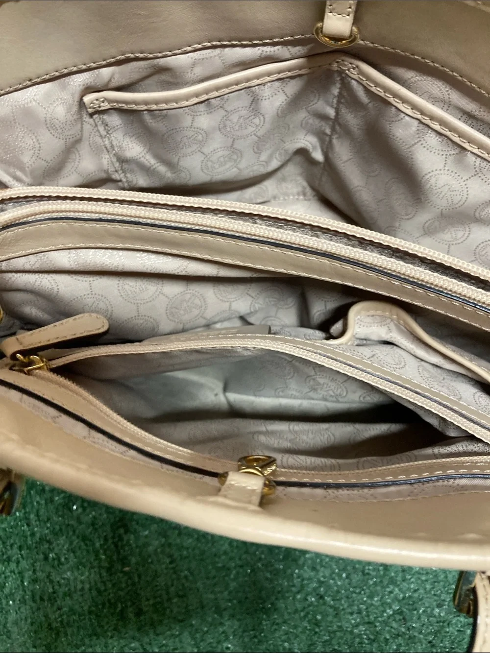 Michael Kors Cream Logo Tote with Gold Accent (OKPM-09-038)
